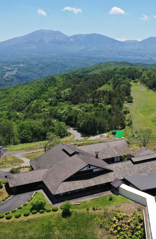 ホテル全景と浅間山